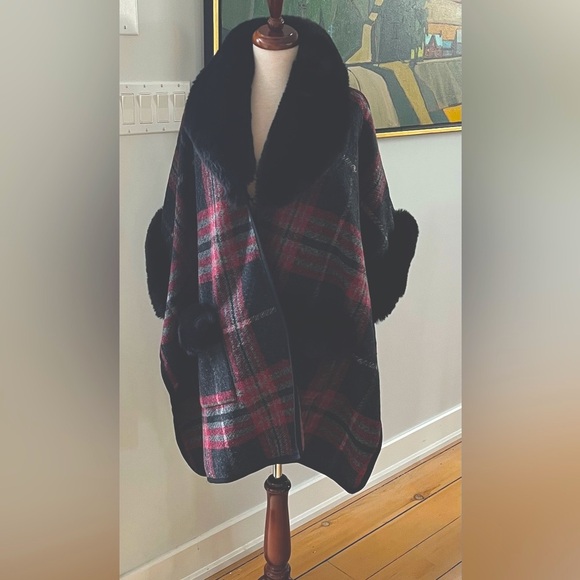 Cozy chic charcoal,black and dark red plaid cape with black faux fur details - Picture 11 of 11
